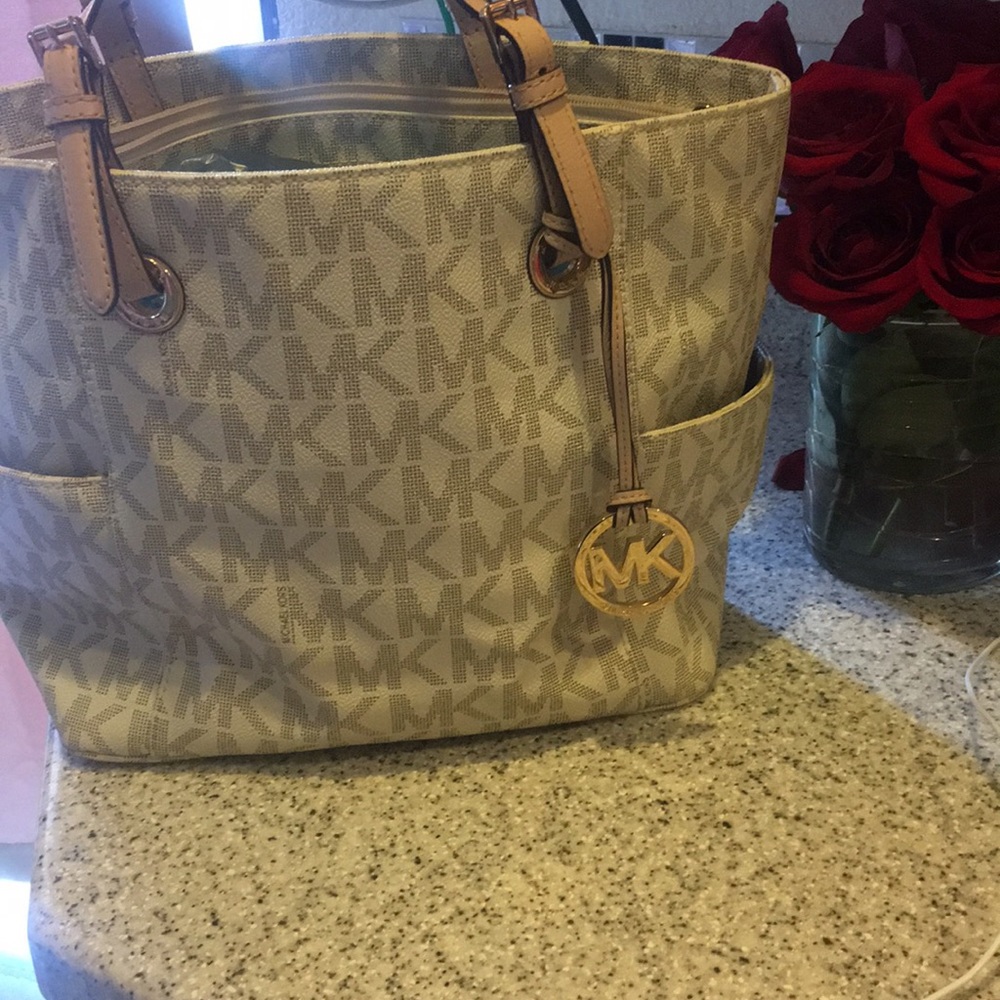 Micheal kores white leather purse